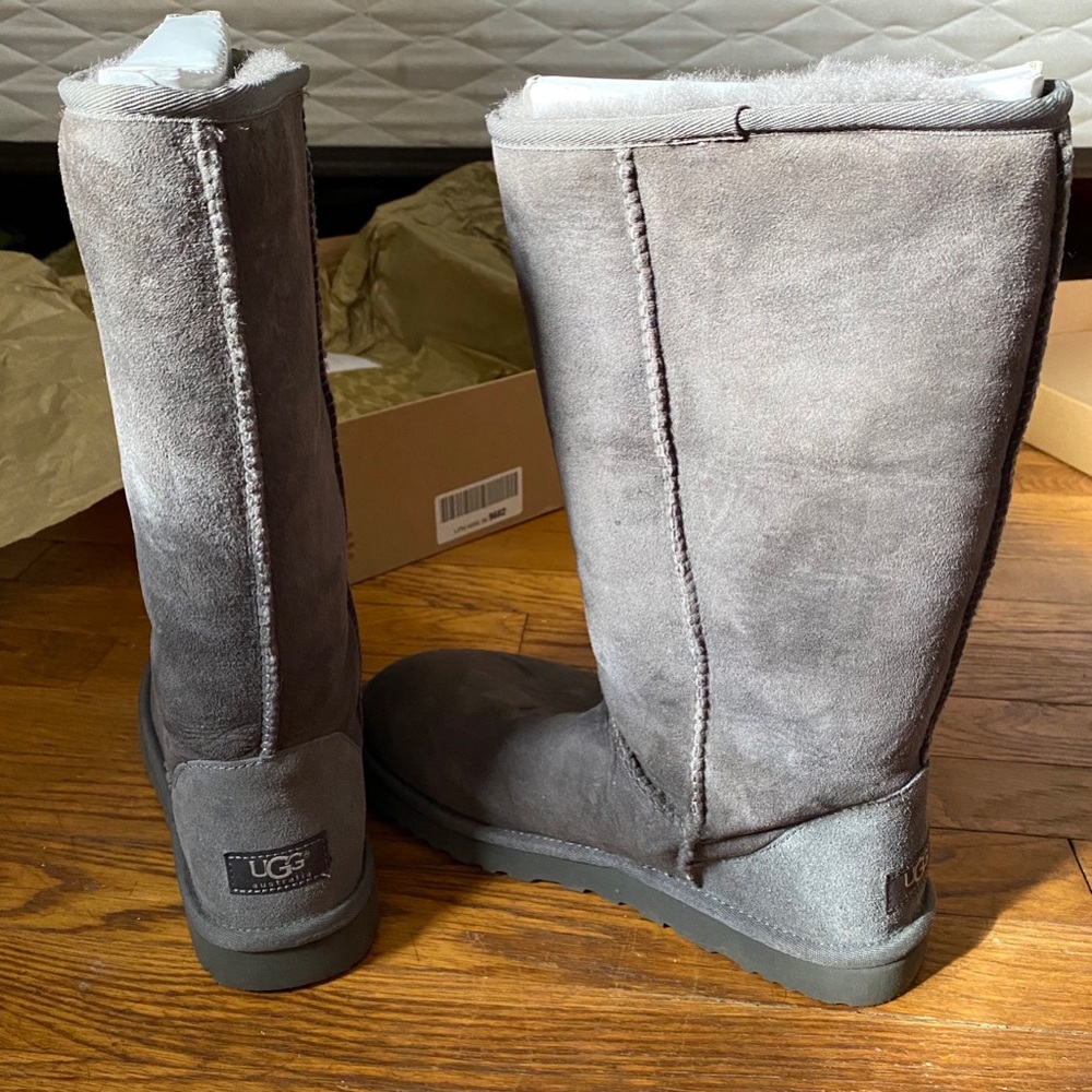 LIKE NEW UGG BOOTS